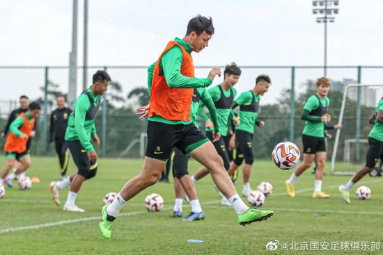 “他的伤势很严重，所以要一步一步来，但他正在和我们一起训练，他很积极，所以很快他就会回来。